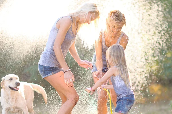 Retrato de uma família feliz no verão sobre a natureza — Fotografia de Stock