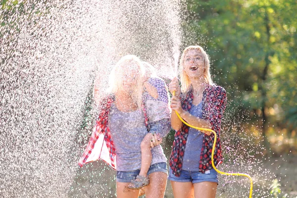 Portret van een gelukkige familie in de zomer op de aard — Stockfoto