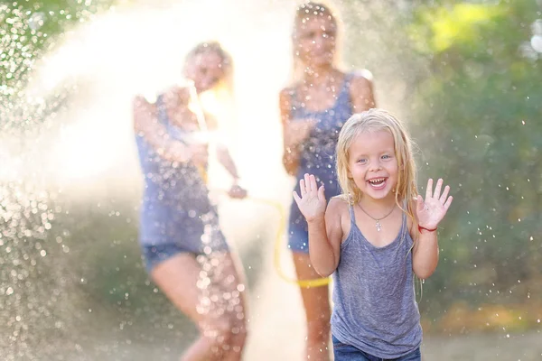 Retrato de una familia feliz en el verano sobre la naturaleza — Foto de Stock