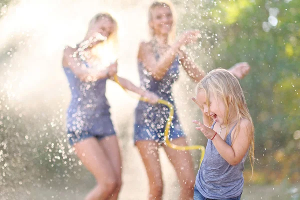 Retrato de una familia feliz en el verano sobre la naturaleza — Foto de Stock