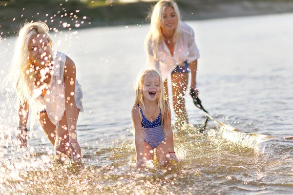 Retrato de uma família feliz no verão sobre a natureza — Fotografia de Stock