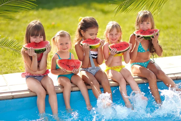 快乐的孩子们在夏天性质的肖像 — 图库照片