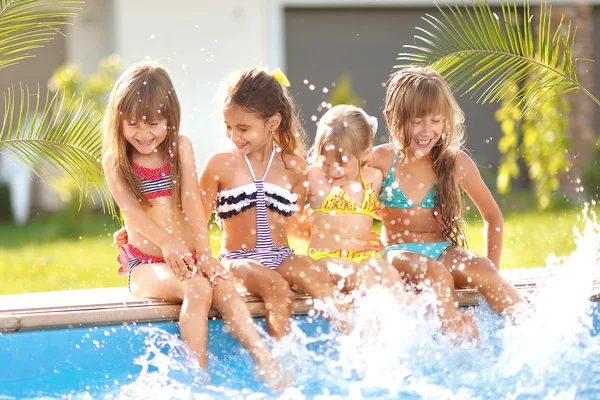 Portret van gelukkige kinderen op aard in de zomer — Stockfoto