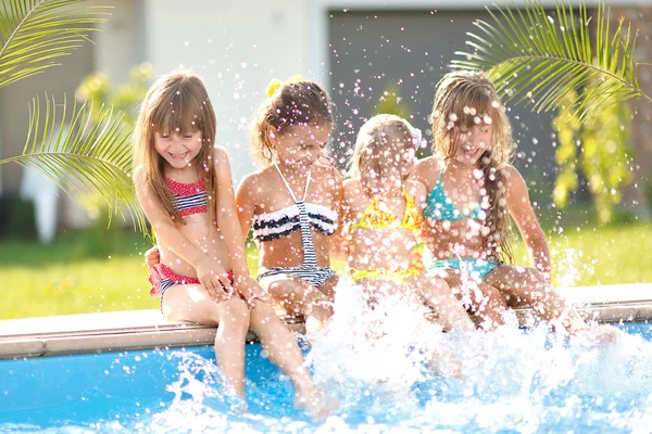 Retrato de niños felices en la naturaleza en verano — Foto de Stock