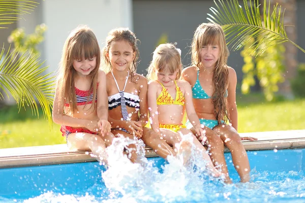 Retrato de niños felices en la naturaleza en verano — Foto de Stock