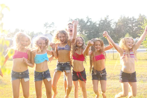 Retrato de niños felices en la naturaleza en verano — Foto de Stock