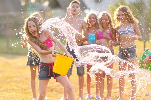 Porträtt av glada barn på naturen i sommar — Stockfoto