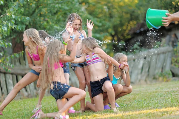 Ritratto di bambini felici sulla natura in estate — Foto Stock