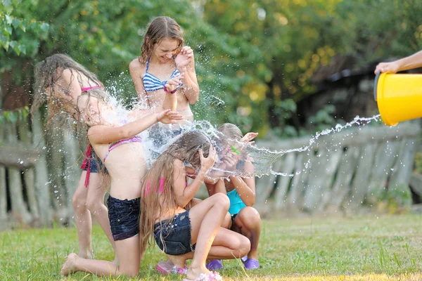 Retrato de crianças felizes na natureza no verão — Fotografia de Stock