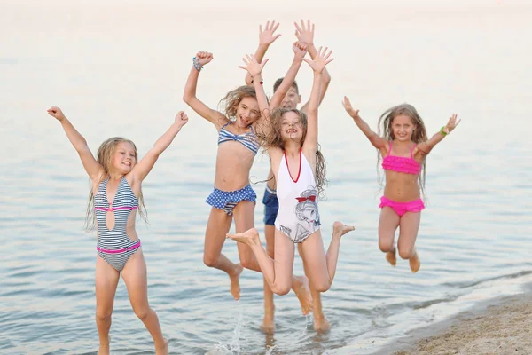 Portret van gelukkige kinderen op aard in de zomer — Stockfoto