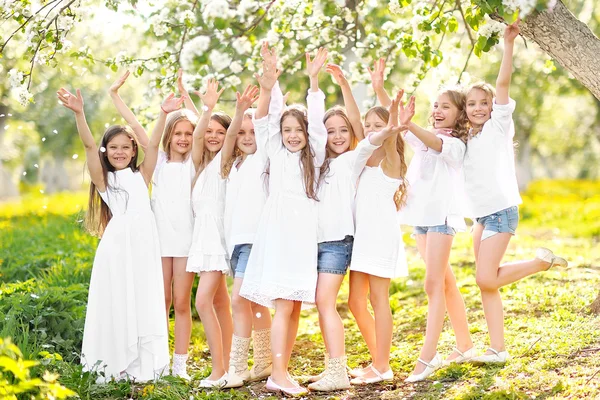 Portret van gelukkige kinderen op aard in de zomer — Stockfoto