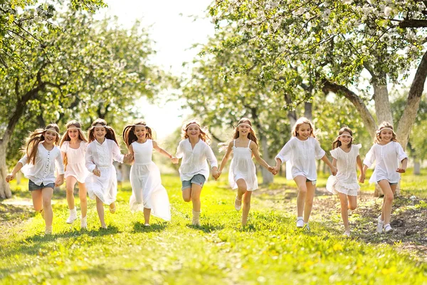 Retrato de crianças felizes na natureza no verão — Fotografia de Stock
