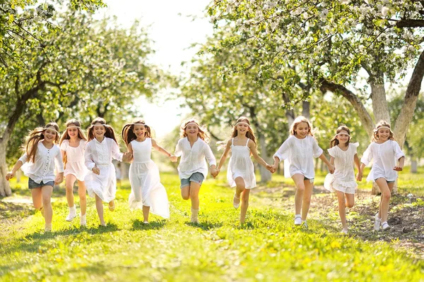 Portret van gelukkige kinderen op aard in de zomer — Stockfoto