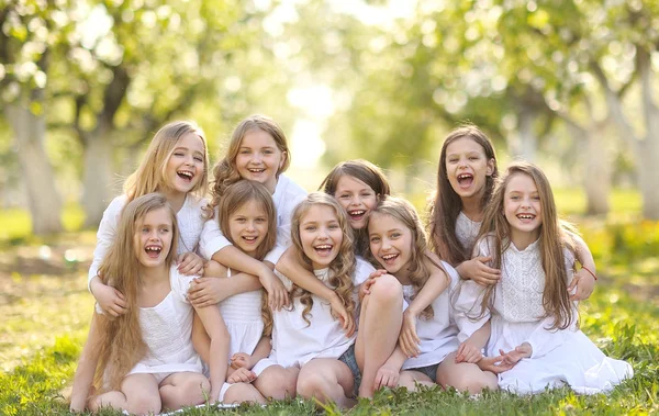 Portret van gelukkige kinderen op aard in de zomer — Stockfoto