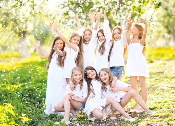 Portrait d'enfants heureux sur la nature en été — Photo