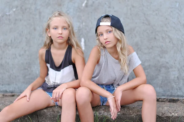 Portret van twee meisjes van vriendinnen op een zomer aard Stockfoto