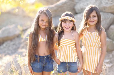 Niteliğine üç kız portresi