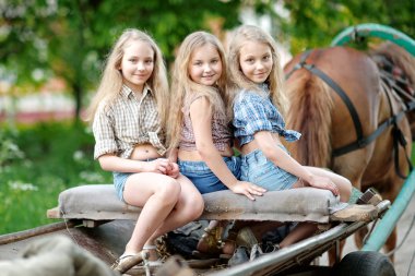 Niteliğine üç kız portresi