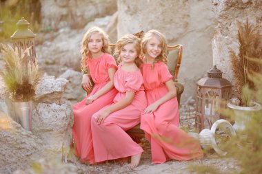 Niteliğine üç kız portresi