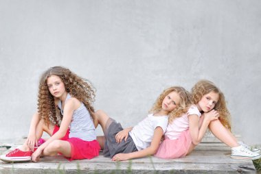 Niteliğine üç kız portresi