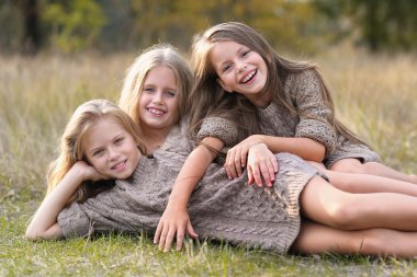 Niteliğine üç kız portresi