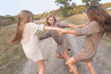 Niteliğine üç kız portresi