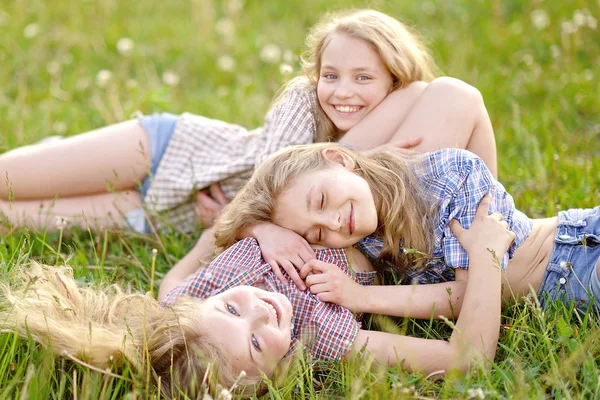 Ritratto di tre amiche sulla natura — Foto Stock