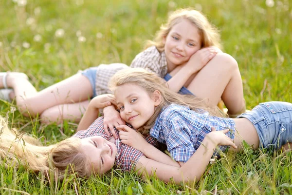 Ritratto di tre amiche sulla natura — Foto Stock