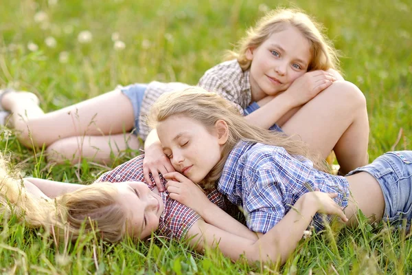 Portrait of three girlfriends on the nature — Stock Photo, Image