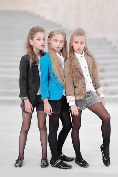 Portret van drie vriendinnen over de aard — Stockfoto