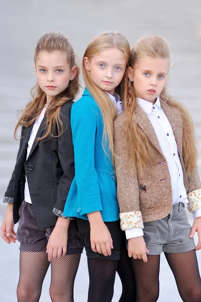 Portrait de trois petites amies sur la nature — Photo