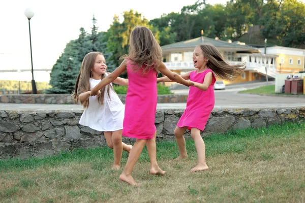 Portrait de trois petites amies sur la nature — Photo