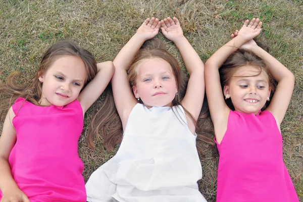 Portrait de trois petites amies sur la nature — Photo