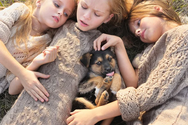 Portrait de trois petites amies sur la nature — Photo