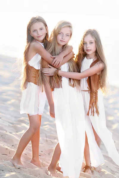 Portrait de trois petites amies sur la nature — Photo