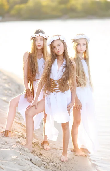 Retrato de três namoradas sobre a natureza — Fotografia de Stock