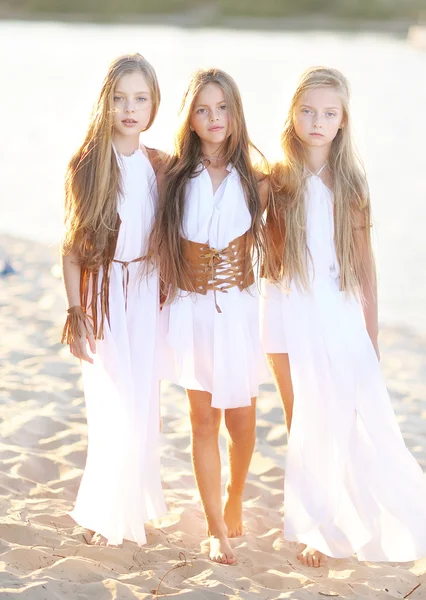 Retrato de tres novias sobre la naturaleza — Foto de Stock