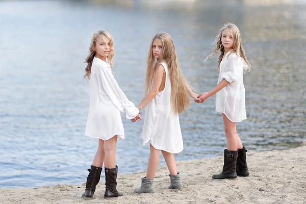 Portrait de trois petites amies sur la nature — Photo