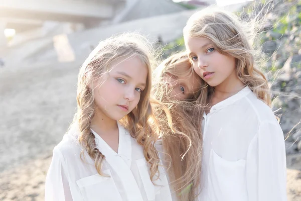 Retrato de tres novias sobre la naturaleza —  Fotos de Stock