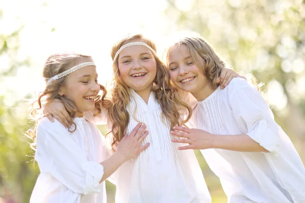 Portrait de trois petites amies sur la nature — Photo