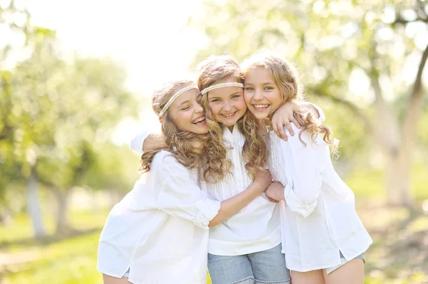 Portrait de trois petites amies sur la nature — Photo