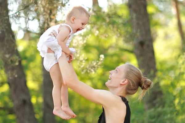 Retrato de uma família feliz no verão sobre a natureza — Fotografia de Stock