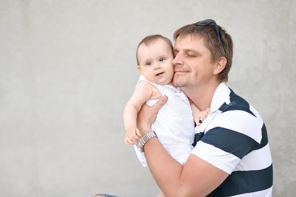 Retrato de uma família feliz no verão sobre a natureza — Fotografia de Stock