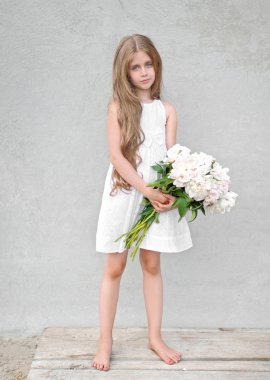 Yazın açık havada küçük bir kızın portresi.