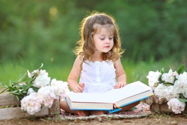 Yazın açık havada küçük bir kızın portresi.