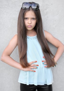 Yazın açık havada küçük bir kızın portresi.