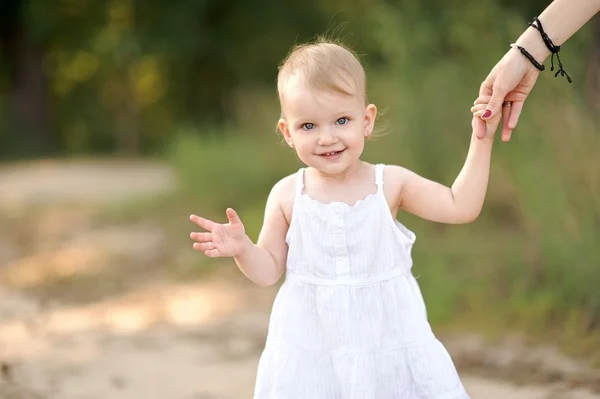 Portret van klein meisje buiten in de zomer — Stockfoto