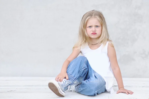 Portrait de petite fille en plein air en été — Photo