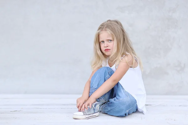 Portrait de petite fille en plein air en été — Photo