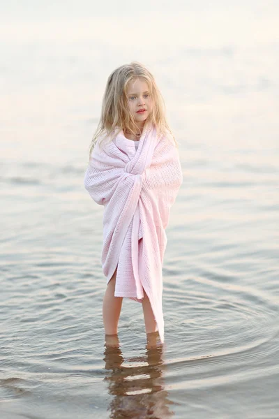 Retrato de niña al aire libre en verano — Foto de Stock